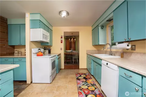Kitchen - 24201 42nd Ave E, Spanaway, WA 98387 photo 2 of 3