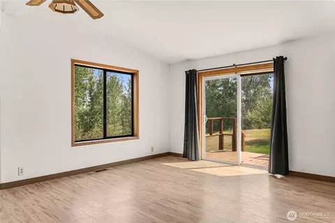 Living - 905 Schulz Ln, Twisp, WA 98856 photo 4 of 4