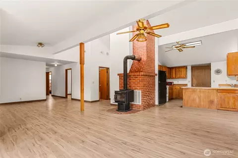 Living - 905 Schulz Ln, Twisp, WA 98856 photo 3 of 4