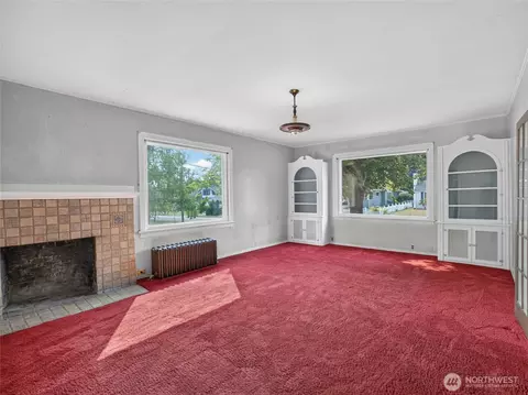 Living - 1409 Marion St, Enumclaw, WA 98022 photo 2 of 8