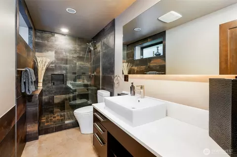 Bath - 734 10th Ave E, Seattle, WA 98102 photo 3 of 3