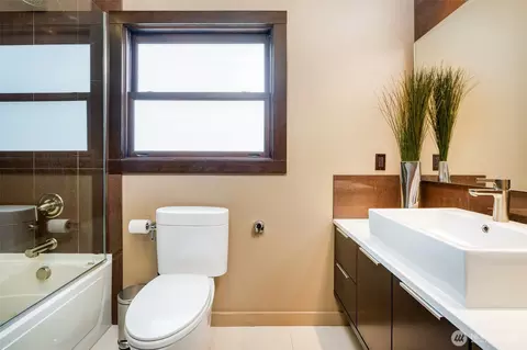 Bath - 734 10th Ave E, Seattle, WA 98102 photo 2 of 3
