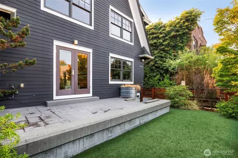 Exterior - 734 10th Ave E, Seattle, WA 98102 photo 2 of 8