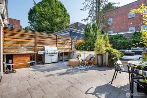 Exterior - 734 10th Ave E, Seattle, WA 98102 photo 4 of 8