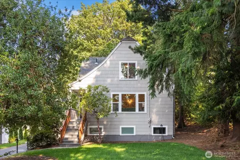 10322 Ashworth Ave N, Seattle, WA 98133