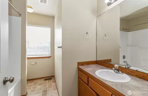 Bath - 2905 11th St #B, Everett, WA 98201 photo 1 of 1
