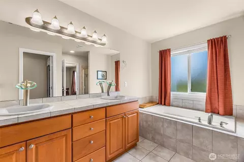 Bath - 6951 Radius Loop SE, Olympia, WA 98513 photo 4 of 5