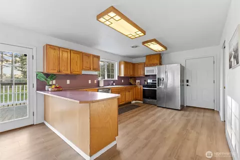 Kitchen - 41926 212th Ave SE, Enumclaw, WA 98022 photo 2 of 3
