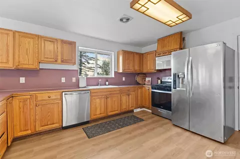 Kitchen - 41926 212th Ave SE, Enumclaw, WA 98022 photo 3 of 3