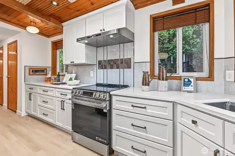 Kitchen - 23730 9th Pl W, Bothell, WA 98021 photo 5 of 6