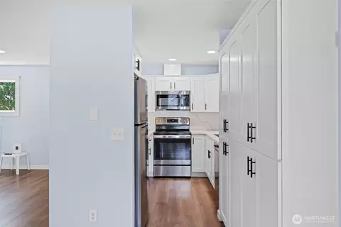 Entry Way - 2104 Rockefeller Ave #1716, Everett, WA 98201 photo 1 of 2