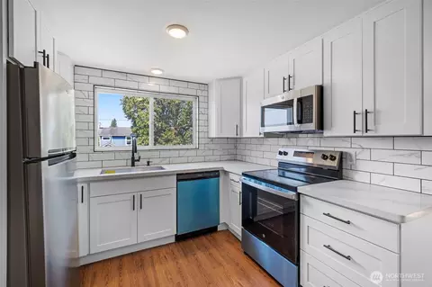 Kitchen - 2104 Rockefeller Ave #1716, Everett, WA 98201 photo 4 of 5