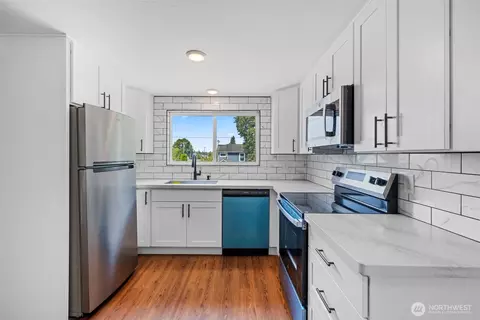 Kitchen - 2104 Rockefeller Ave #1716, Everett, WA 98201 photo 5 of 5