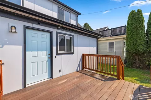 Exterior - 2104 Rockefeller Ave #1716, Everett, WA 98201 photo 4 of 7