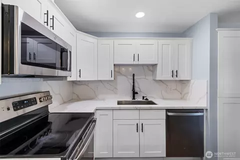 Kitchen - 2104 Rockefeller Ave #1716, Everett, WA 98201 photo 2 of 5