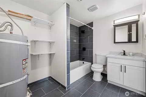 Bath - 2104 Rockefeller Ave #1716, Everett, WA 98201 photo 3 of 3