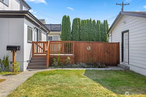 Exterior - 2104 Rockefeller Ave #1716, Everett, WA 98201 photo 5 of 7