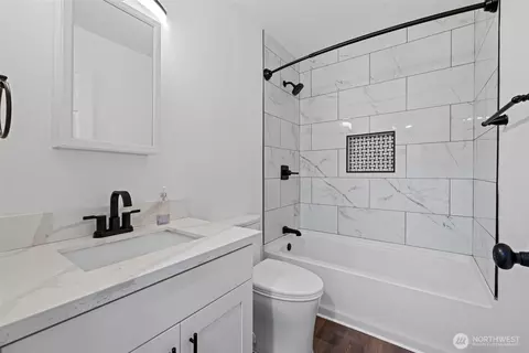 Bath - 2104 Rockefeller Ave #1716, Everett, WA 98201 photo 1 of 3