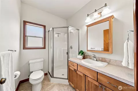Bath - 3265 Phillips Ave, Enumclaw, WA 98022 photo 5 of 6