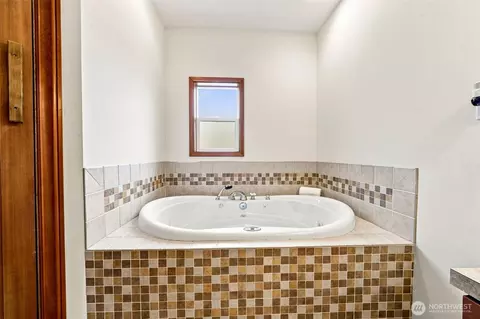 Bath - 3265 Phillips Ave, Enumclaw, WA 98022 photo 3 of 6