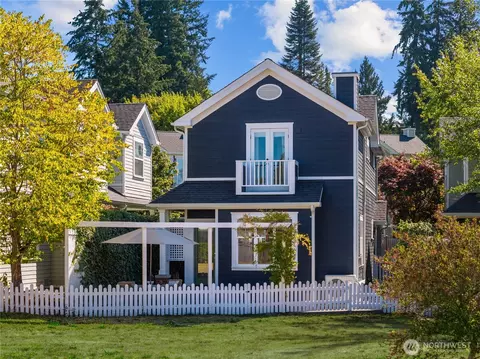 1827 Parade Grounds Ave NE, Bainbridge Island, WA 98110