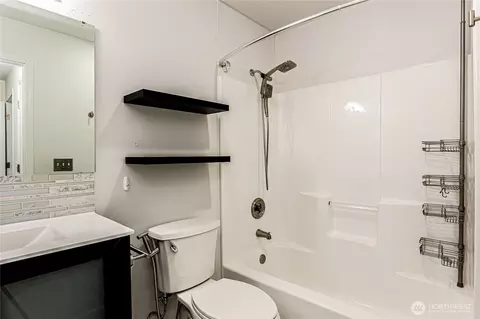 Bath - 11325 19th Ave SE #B304, Everett, WA 98208 photo 2 of 2