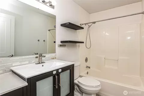 Bath - 11325 19th Ave SE #B304, Everett, WA 98208 photo 1 of 2