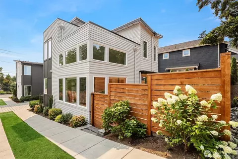 436 10th Ave #B, Kirkland, WA 98033