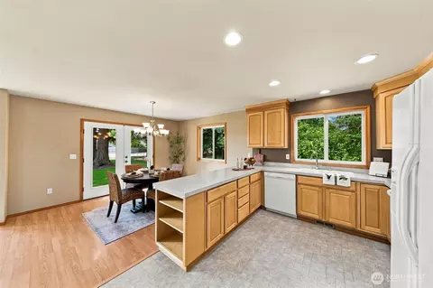 Kitchen - 24117 SE 440th St, Enumclaw, WA 98022 photo 2 of 2