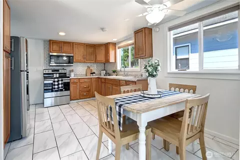 Kitchen - 2327 Harrison Ave, Everett, WA 98201 photo 4 of 4