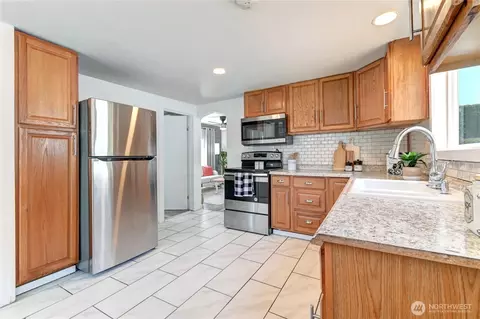 Kitchen - 2327 Harrison Ave, Everett, WA 98201 photo 3 of 4