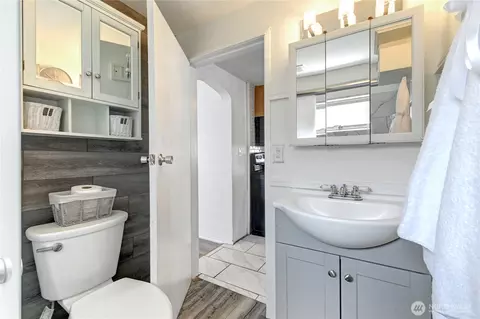 Bath - 2327 Harrison Ave, Everett, WA 98201 photo 2 of 4