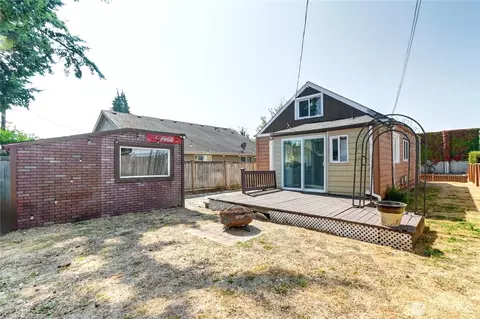 Exterior - 2327 Harrison Ave, Everett, WA 98201 photo 4 of 7