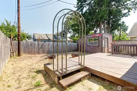 Exterior - 2327 Harrison Ave, Everett, WA 98201 photo 3 of 7