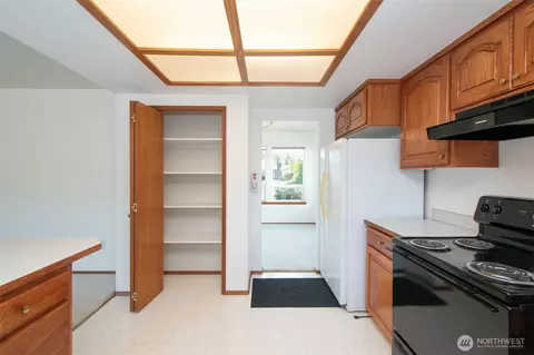 Kitchen - 942 E Willow St, Sequim, WA 98382 photo 3 of 4