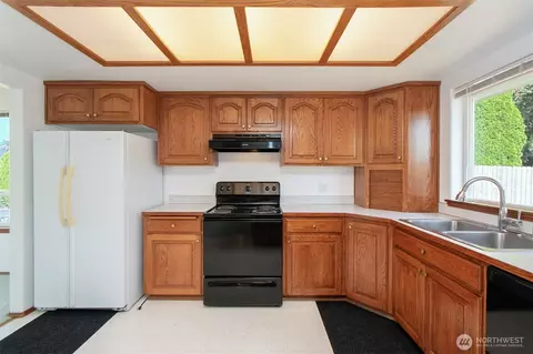 Kitchen - 942 E Willow St, Sequim, WA 98382 photo 2 of 4