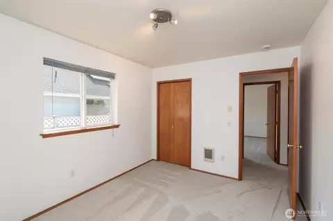 Bedroom - 942 E Willow St, Sequim, WA 98382 photo 4 of 7