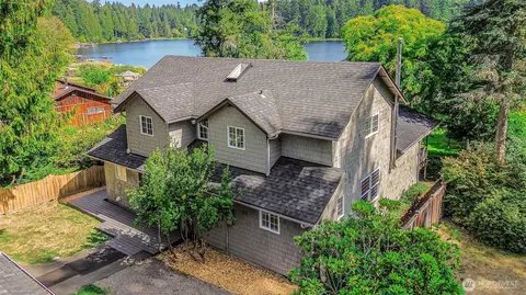18404 W Spring Lake Dr SE, Renton, WA 98058