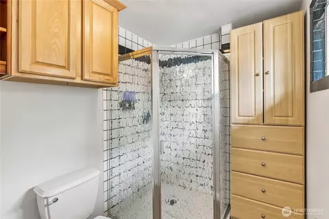 Bath - 8602 Shadow Wood Dr, Everett, WA 98208 photo 2 of 3