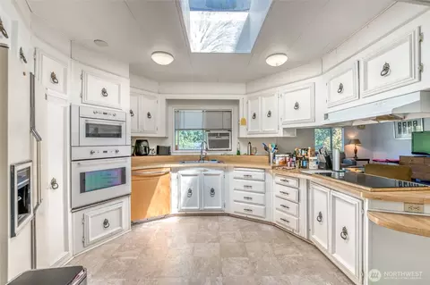 Kitchen - 82 Spruce St, Eastsound, WA 98245 photo 2 of 3