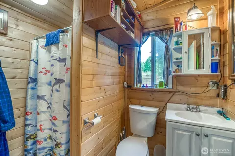 Bath - 82 Spruce St, Eastsound, WA 98245 photo 4 of 4