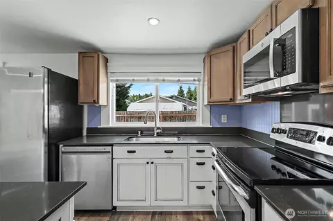 Kitchen - 14918 75th Street Ct E, Sumner, WA 98390 photo 5 of 6