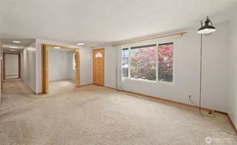 Living - 13611 62nd Ave SE, Everett, WA 98208 photo 2 of 4