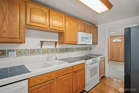 Kitchen - 13611 62nd Ave SE, Everett, WA 98208 photo 3 of 3