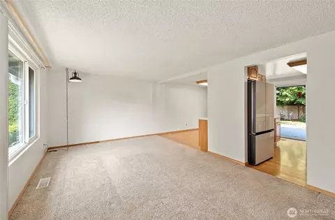 Living - 13611 62nd Ave SE, Everett, WA 98208 photo 3 of 4