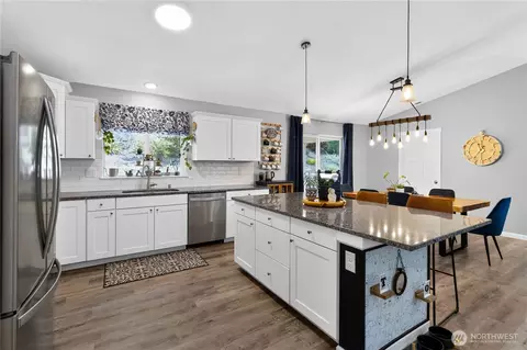 Kitchen - 210 Echo Ln, Longview, WA 98632 photo 2 of 2