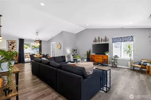 Living - 210 Echo Ln, Longview, WA 98632 photo 1 of 3
