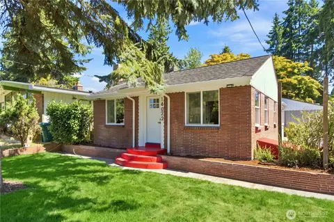 14022 Roslyn Pl N, Seattle, WA 98133