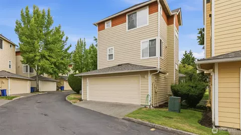 515 225th Pl NE #33, Sammamish, WA 98074