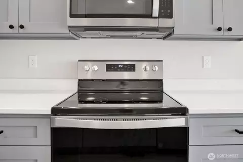 Kitchen - 517 Colton Ln, Everson, WA 98247 photo 6 of 7